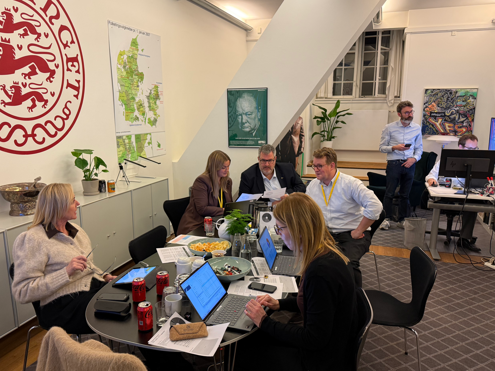 Telefonerne glødede på valgnatten på Christiansborg